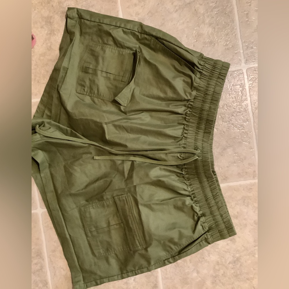 🍉 FABLETICS Plus Size Camden drawstring elastic waist cargo pocket shorts, 3X